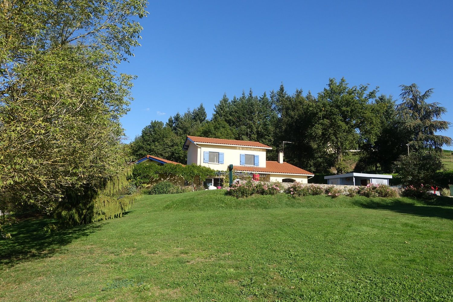 Belle villa avec piscine prenant place sur un terrain paysager de 2745 m2 , vue dégagée, belle terrasse ombragée